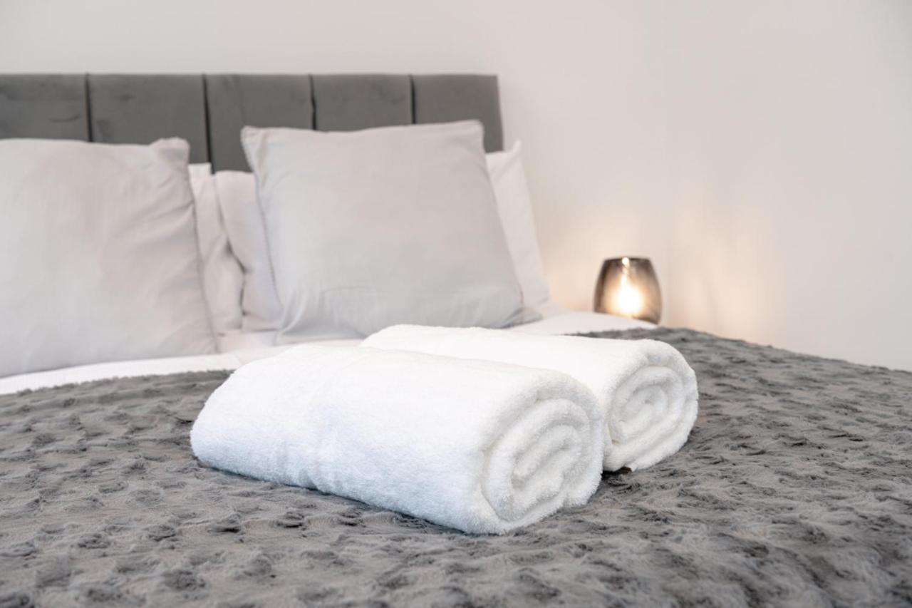 Fantastic New, London Apartment 3 Bed 1 Bath & Parking Whetstone Luaran gambar