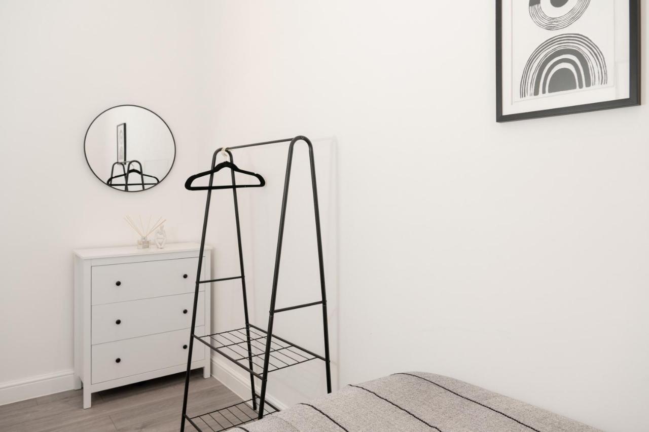 Fantastic New, London Apartment 3 Bed 1 Bath & Parking Whetstone Luaran gambar