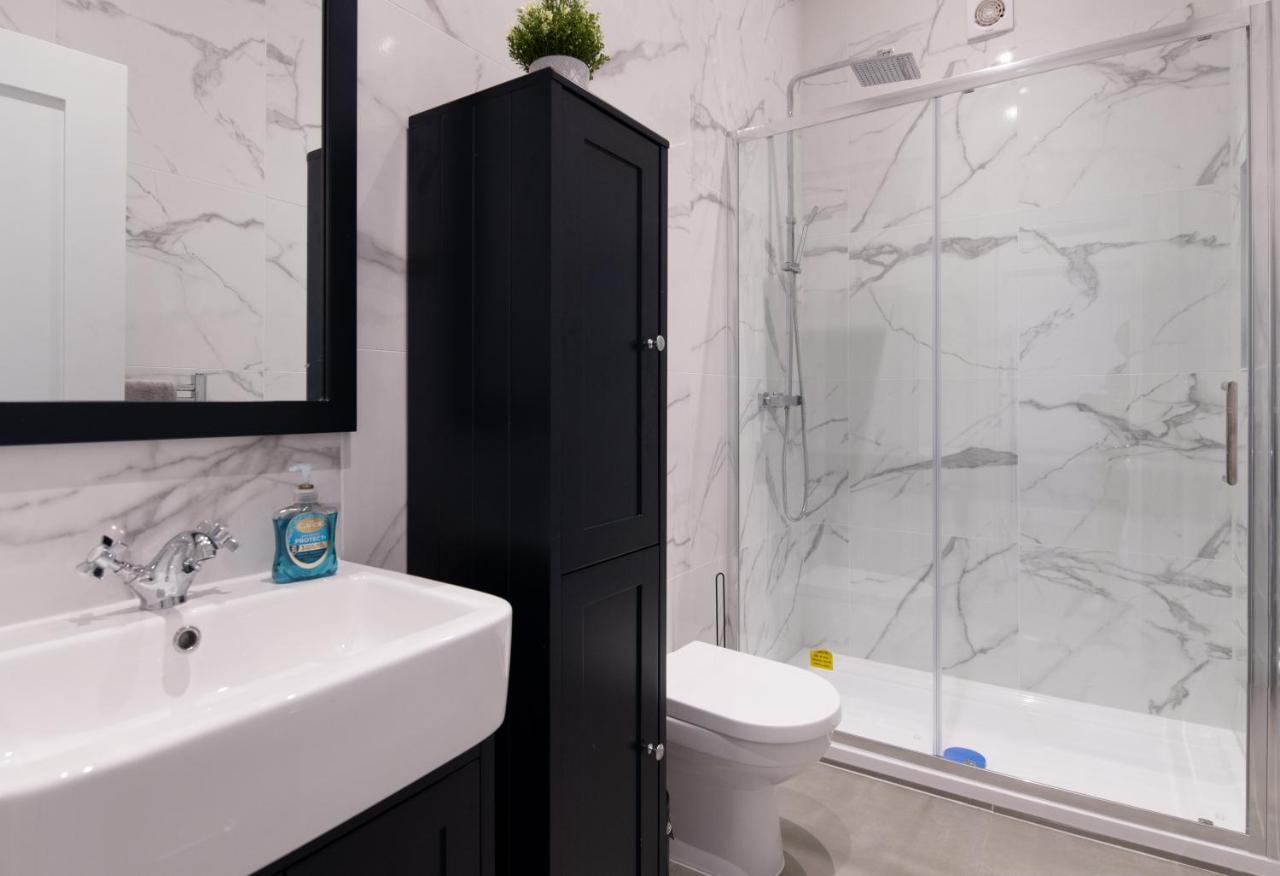 Fantastic New, London Apartment 3 Bed 1 Bath & Parking Whetstone Luaran gambar