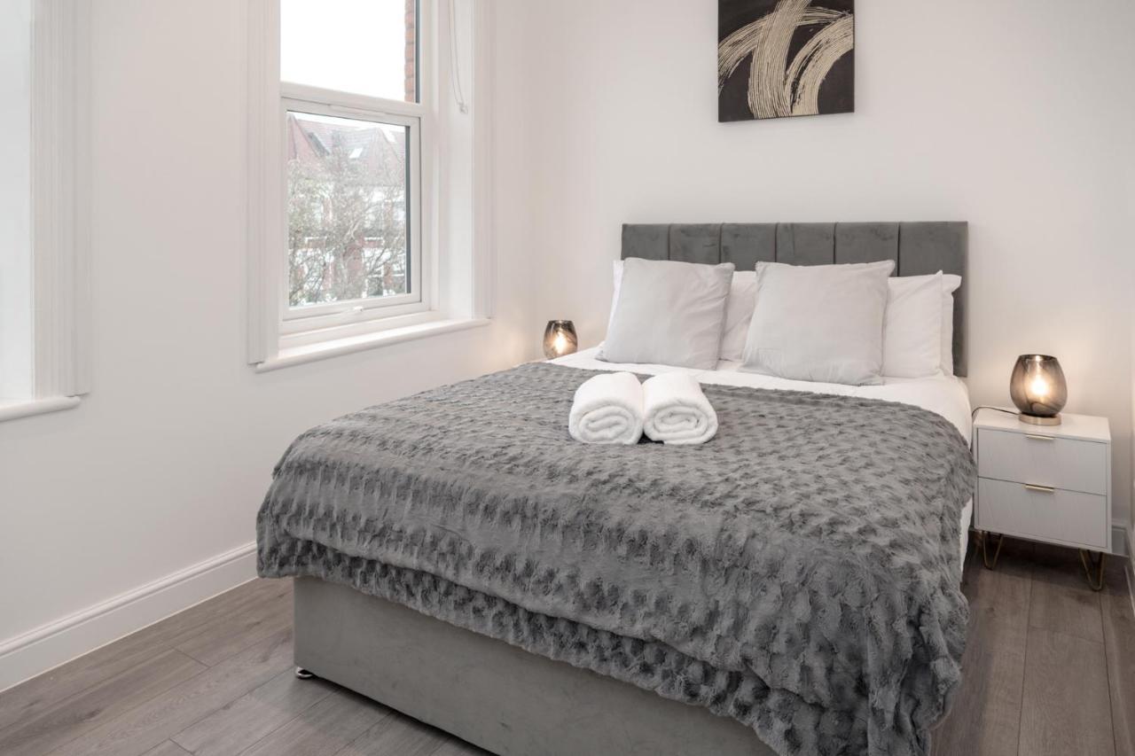 Fantastic New, London Apartment 3 Bed 1 Bath & Parking Whetstone Luaran gambar